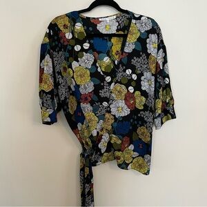 Unique black floral wrap top with sash short sleeve M